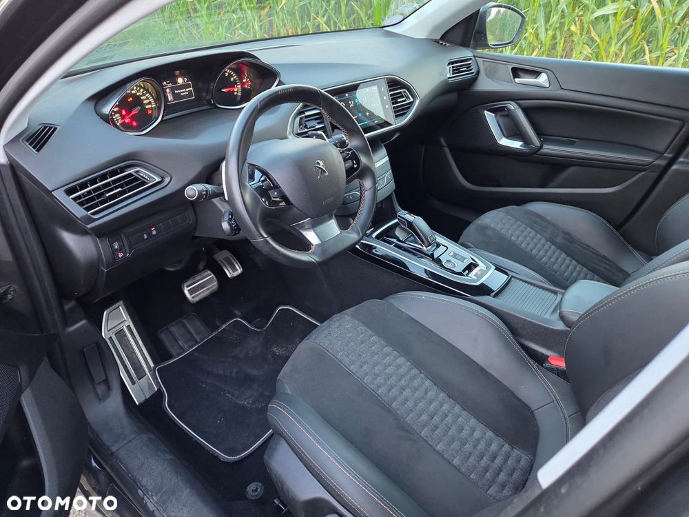 Peugeot 308 1.2 PureTech GPF Road Trip S&S EAT8 - 17