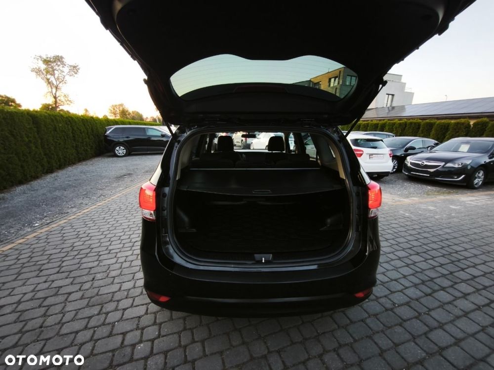 Kia Carens - 15