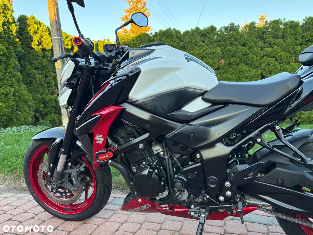 Suzuki GSX - 23