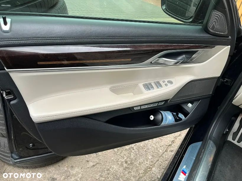 BMW Seria 7 750Li xDrive - 14