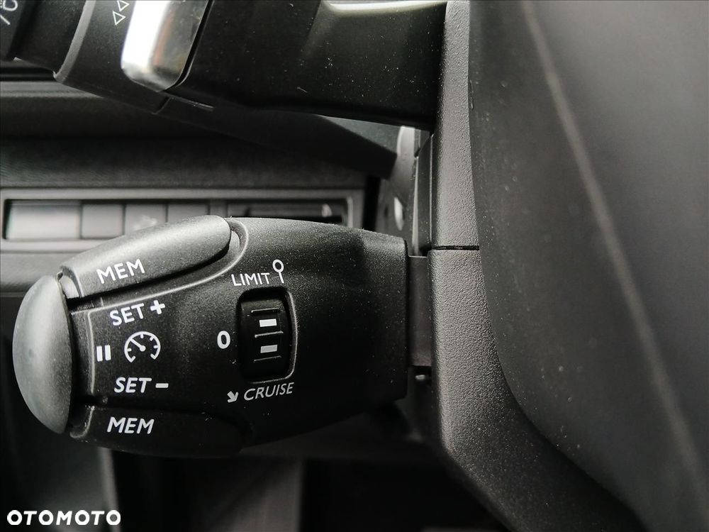 Peugeot 3008 1.6 PureTech GPF Allure S&S EAT8 - 19