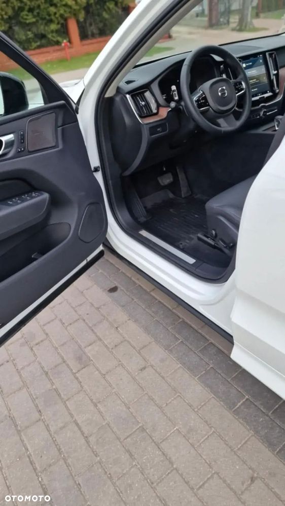 Volvo XC 60 B5 B AWD Plus Dark - 8
