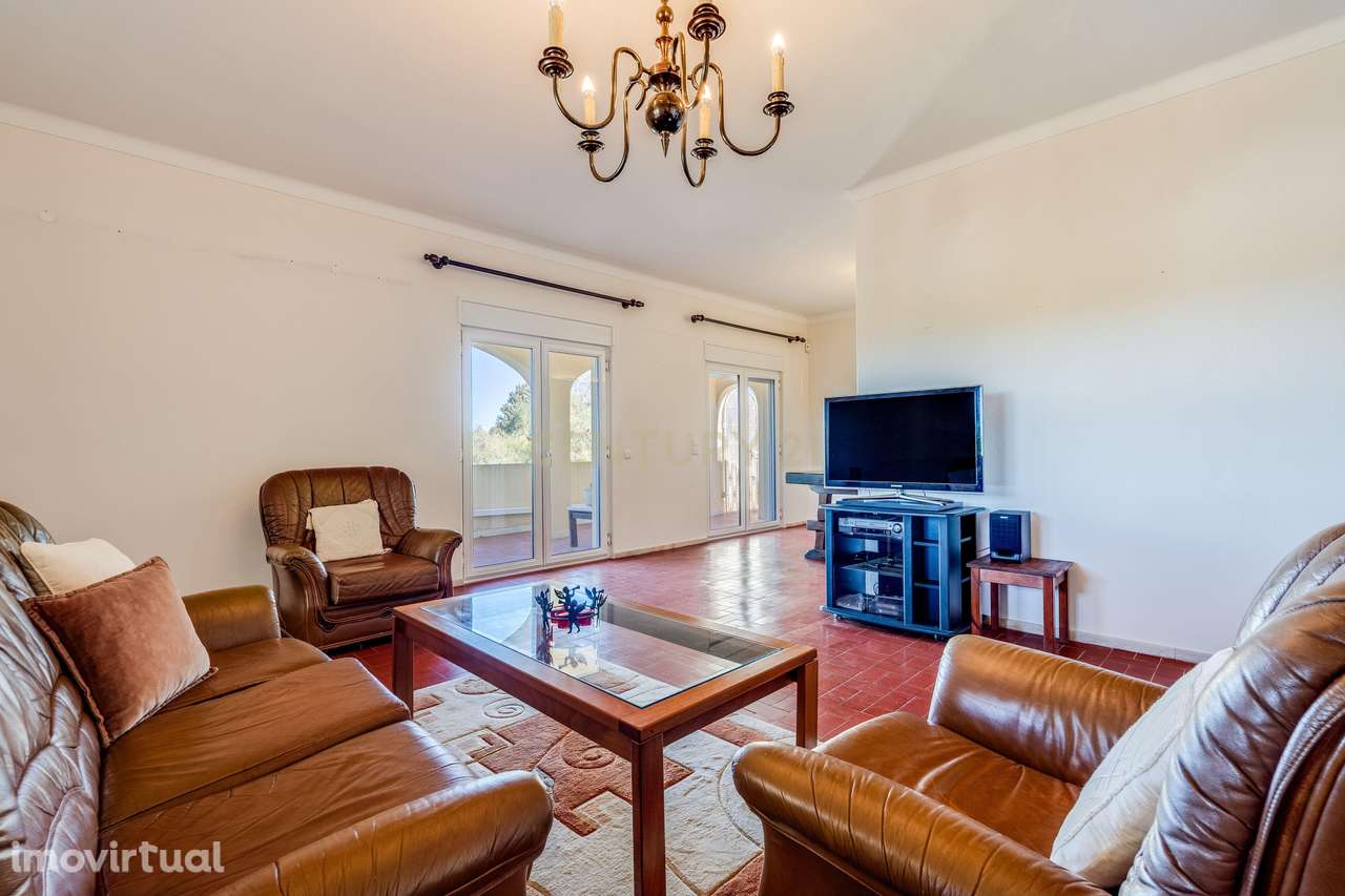 Moradia T4 térrea com garagem e terreno de quase 6.000 m², nos Salicos - Grande imagem: 2/39