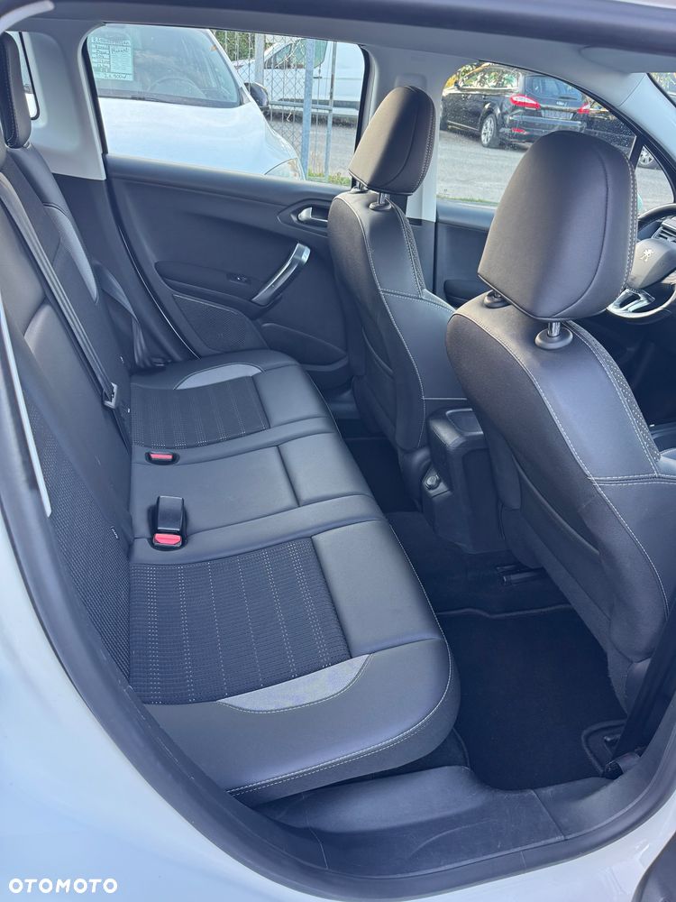 Peugeot 2008 1.2 Pure Tech GPF Allure S&S EAT6 - 16