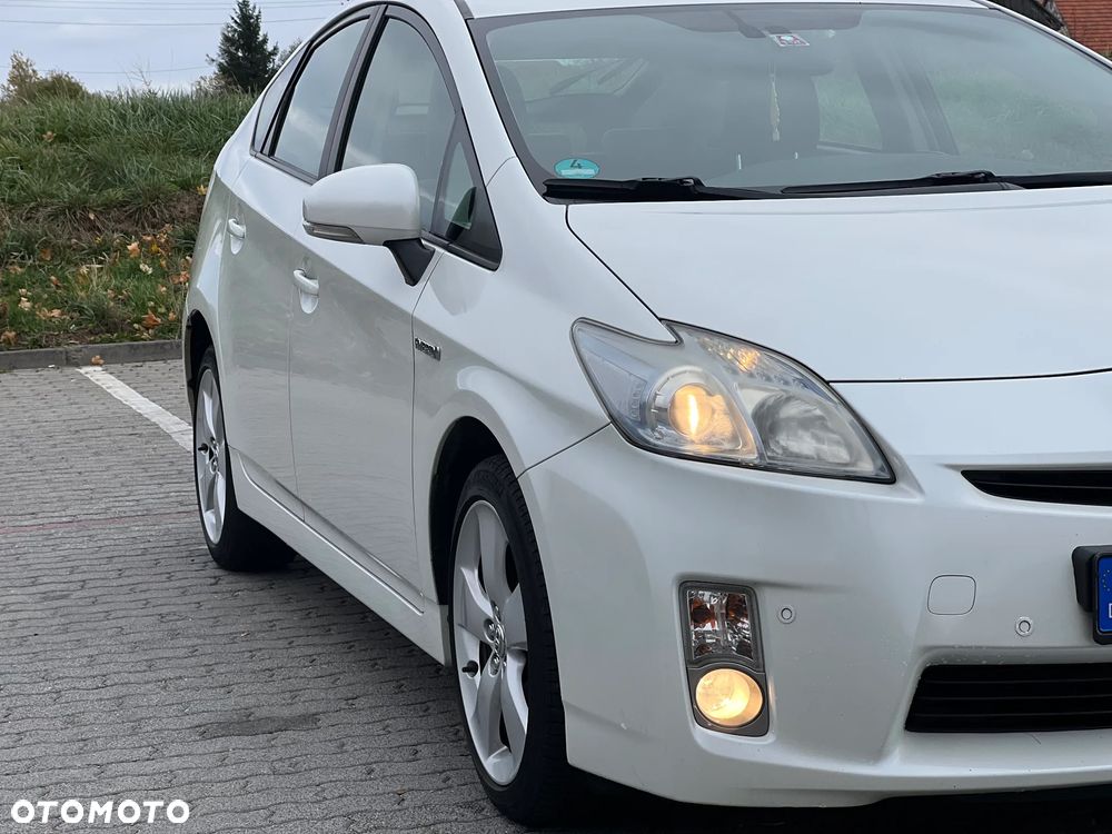 Toyota Prius (Hybrid) Executive - 14