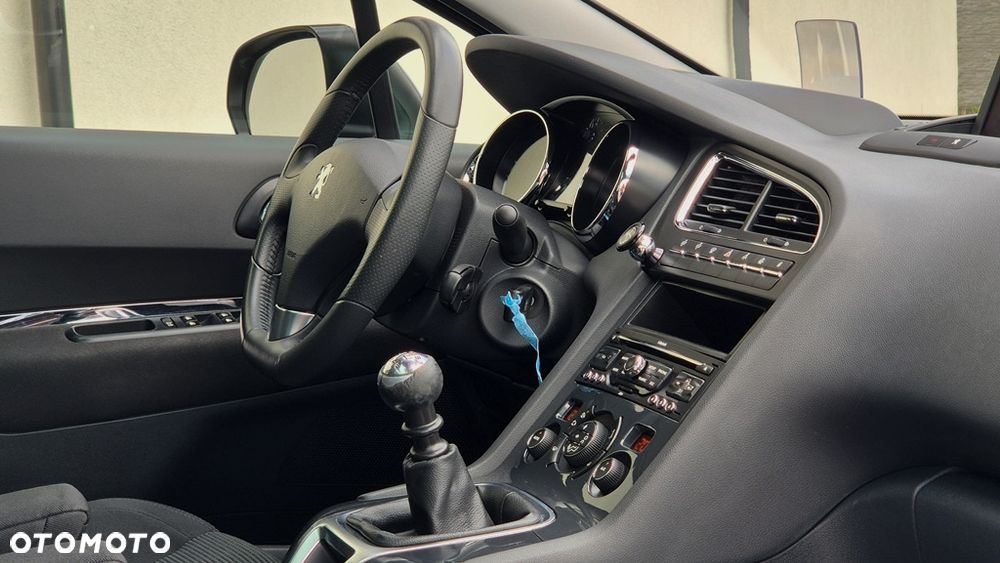 Peugeot 5008 2.0 HDi Premium + - 19