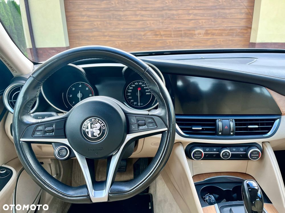 Alfa Romeo Giulia - 8