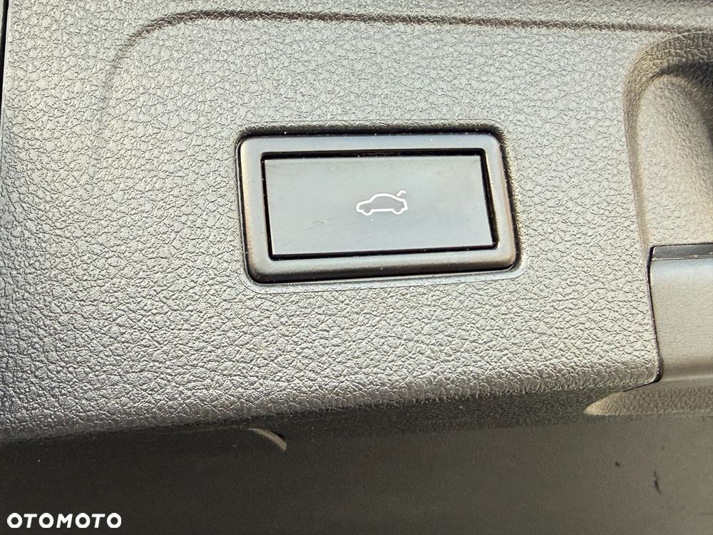 Volkswagen Passat Variant 2.0 TDI SCR DSG 4Motion Business - 24