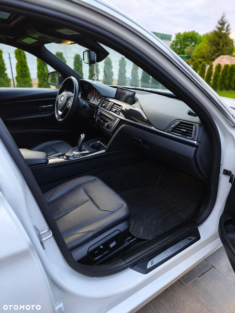 BMW Seria 3 328i Luxury Line - 12