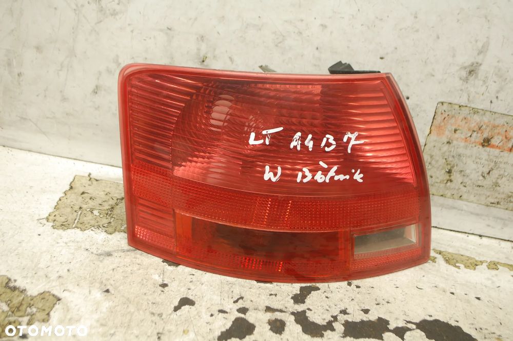 LAMPA PRAWY  TYŁ TYLNA PRAWA W BŁOTNIK AUDI A4 B7 KOMBI  8E9945096C - 2