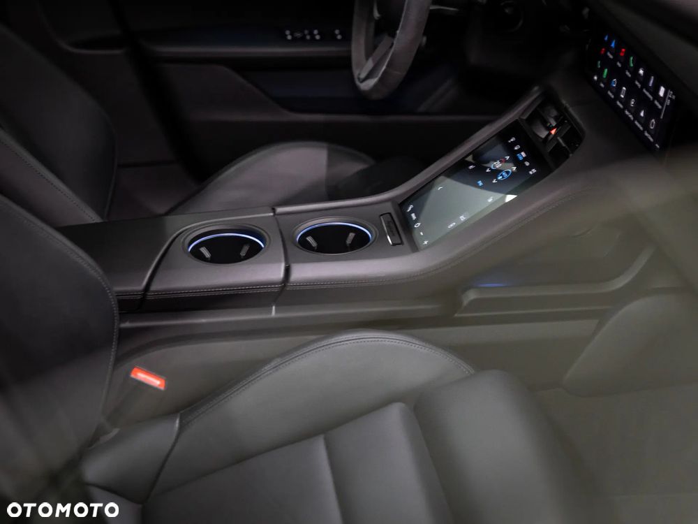 Porsche Taycan 4S - 25