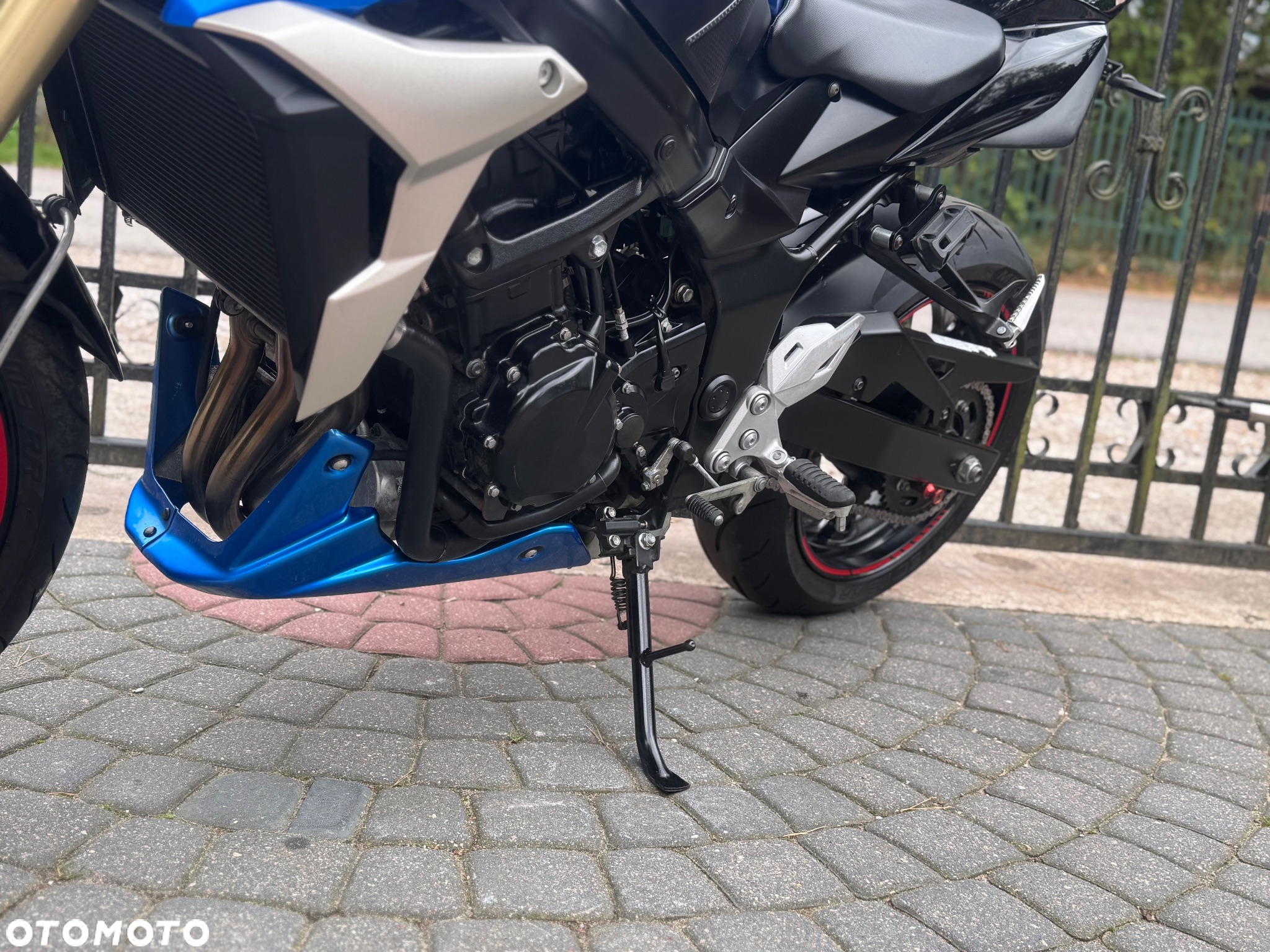 Suzuki GSR - 17