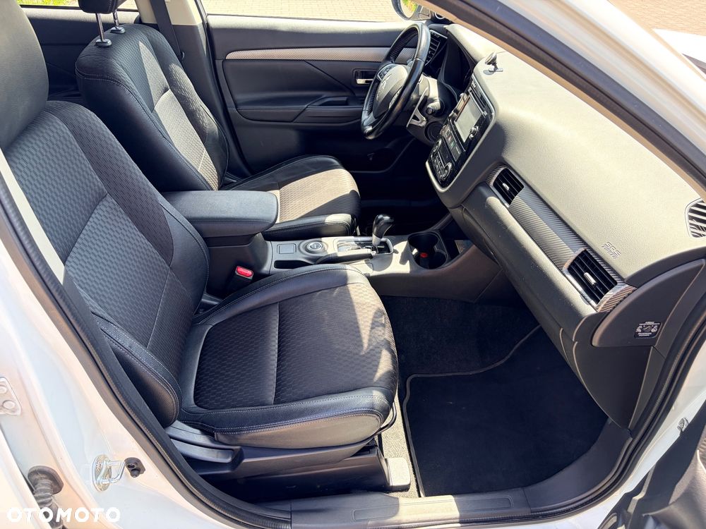 Mitsubishi Outlander 2.0 Instyle + 4WD CVT - 12