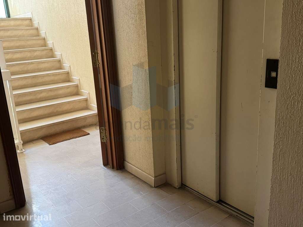 Arrenda.se apartamento T1 com aparcamento em garagem fechada - Grande imagem: 5/9