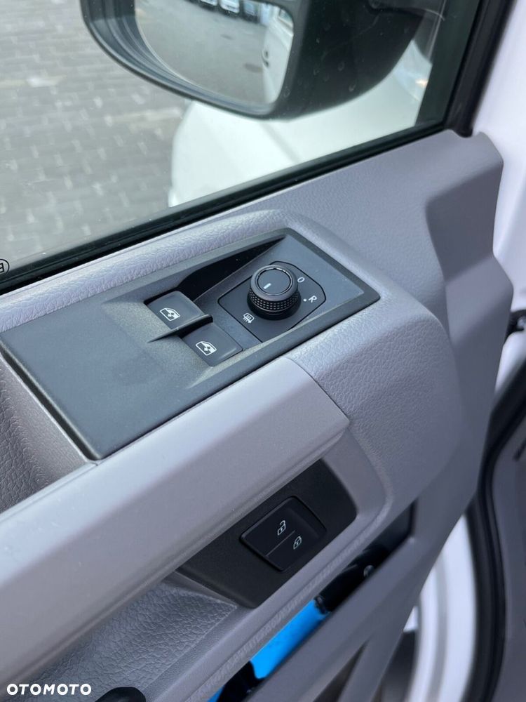 Volkswagen Crafter 35 Furgon z wysokim dachem   silnik: 2,0 l EU6 SCR  140 KM  /  skrzynia biegów: Przedni napęd manualna 6-biegowa rozstaw osi: 4490 mm - 12
