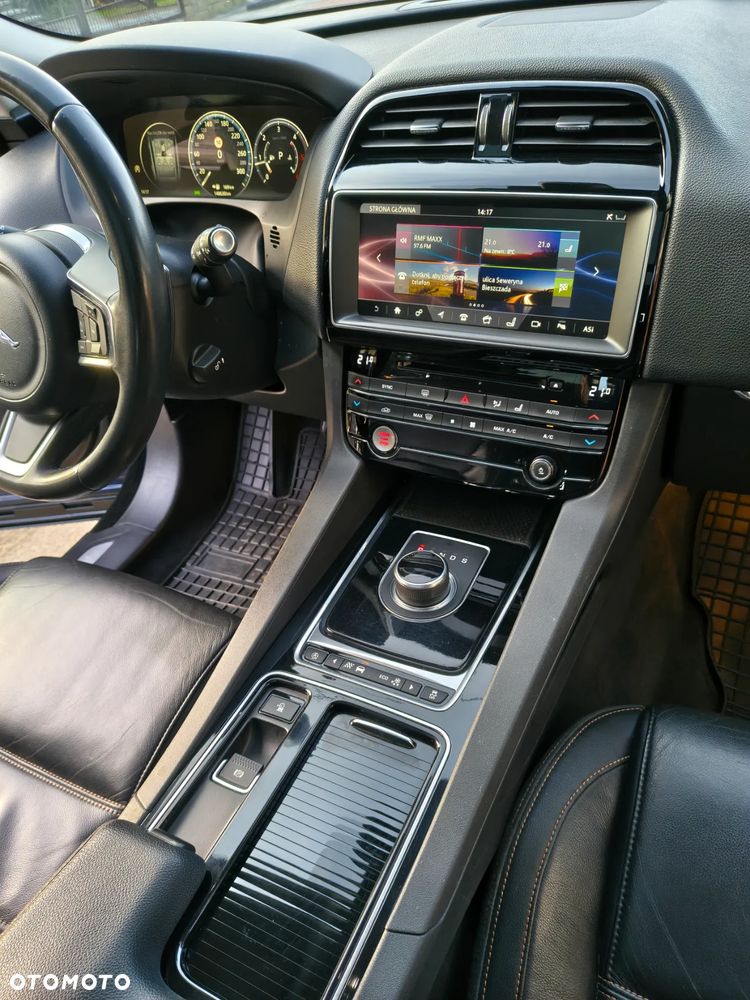 Jaguar F-Pace ver-20d-awd-prestige - 15