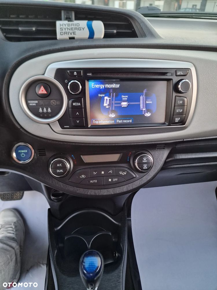 Toyota Yaris Hybrid 100 Business Edition - 28