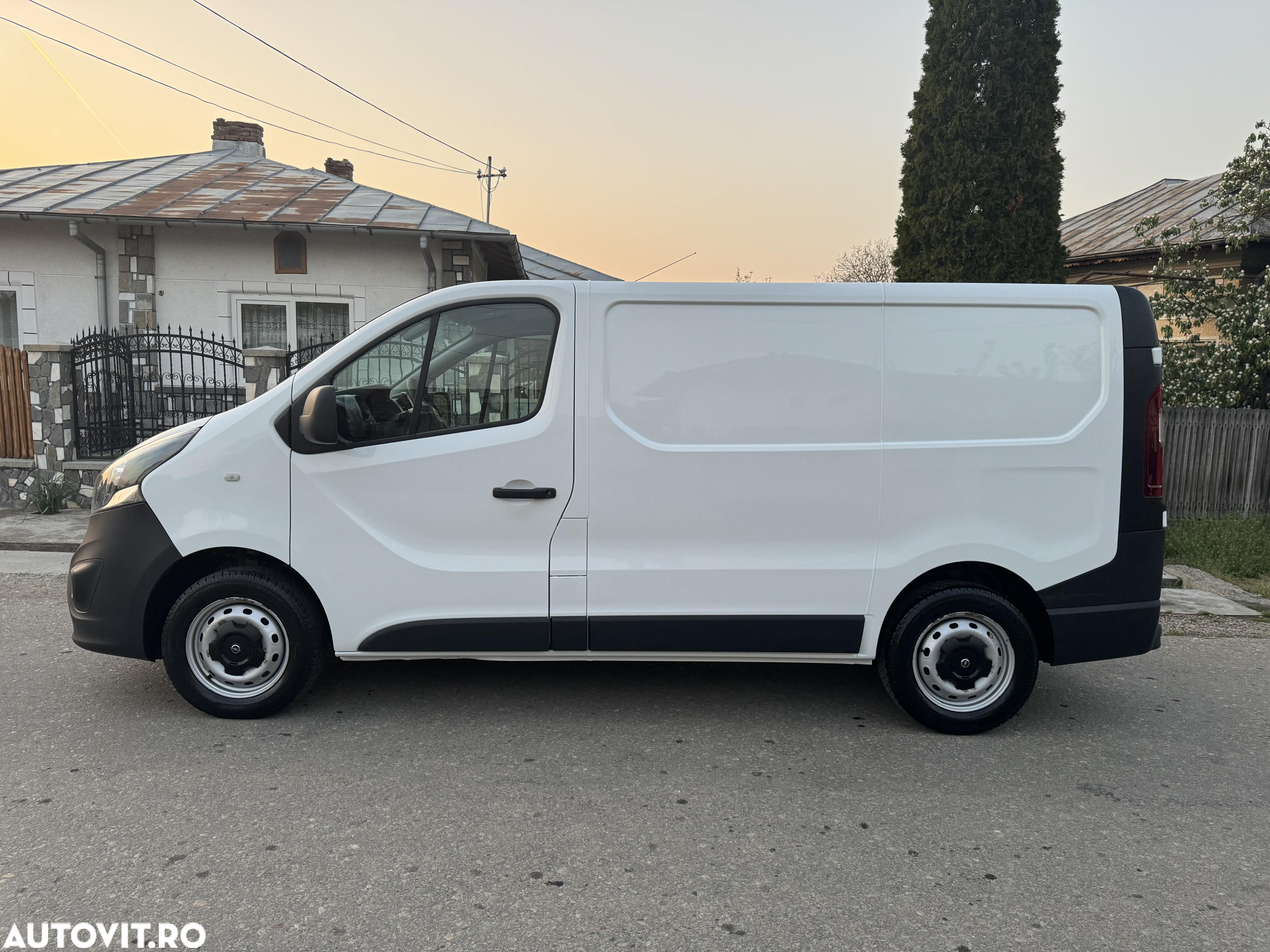 Opel Vivaro - 11