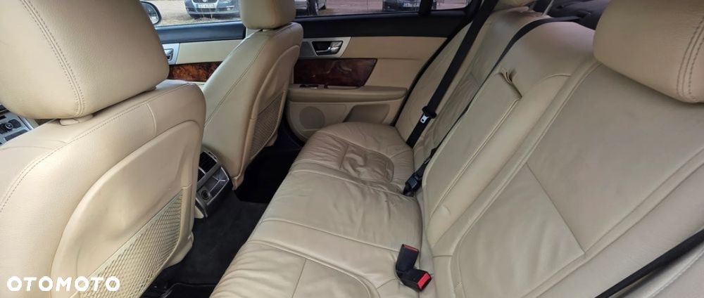 Jaguar XF 2.0 T R-Sport - 7