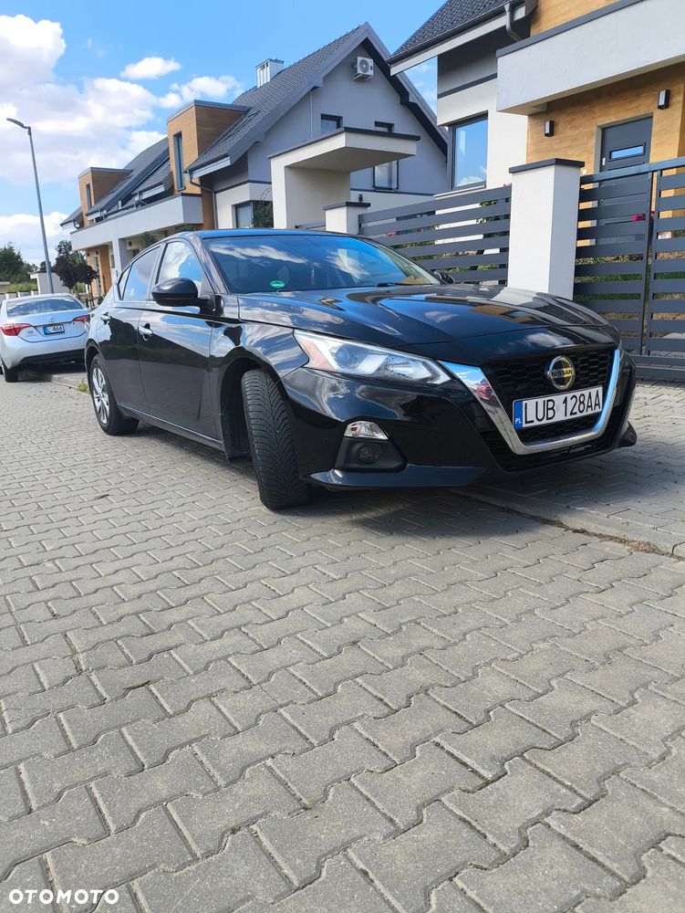 Nissan Altima - 2