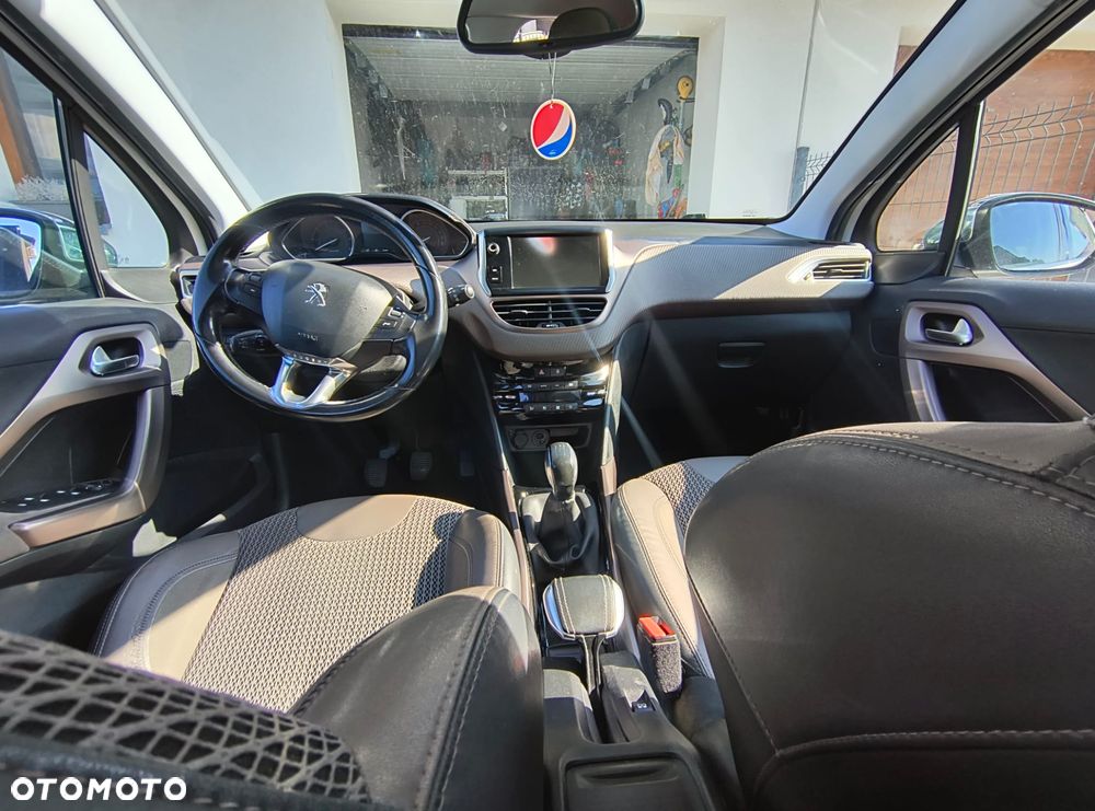 Peugeot 2008 1.2 Pure Tech Allure S&S - 11