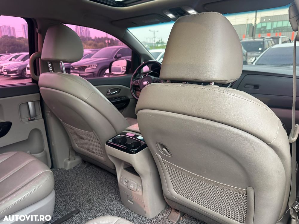 Kia Carnival - 12