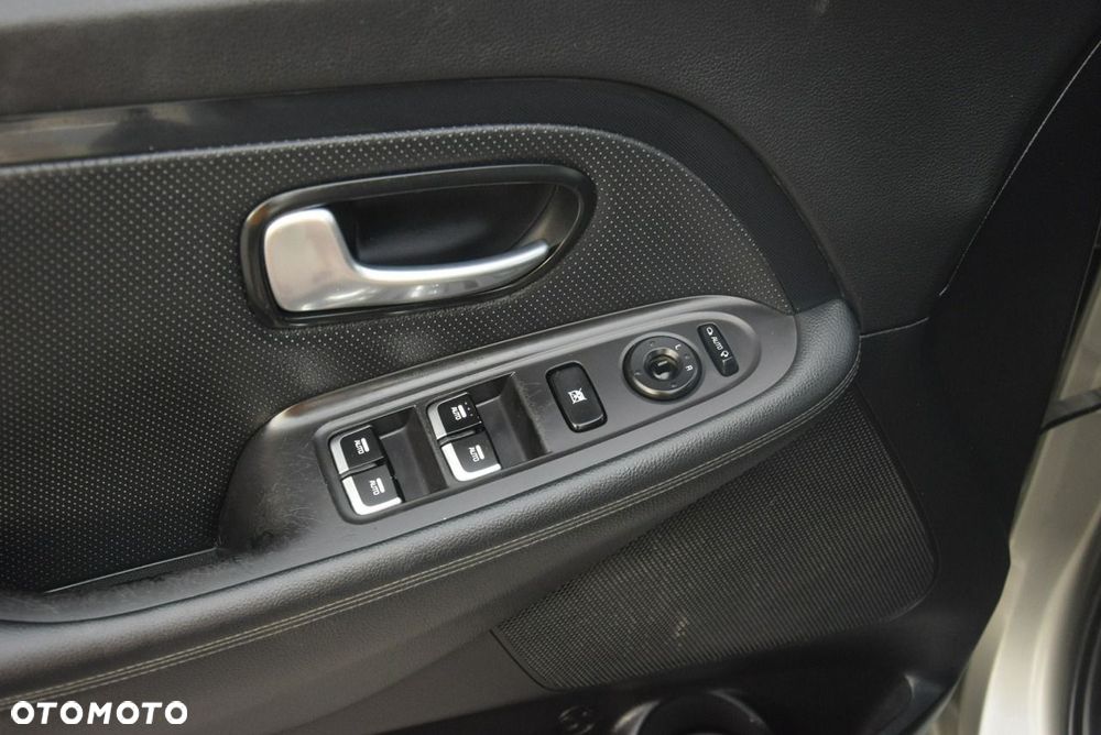Kia Carens - 36