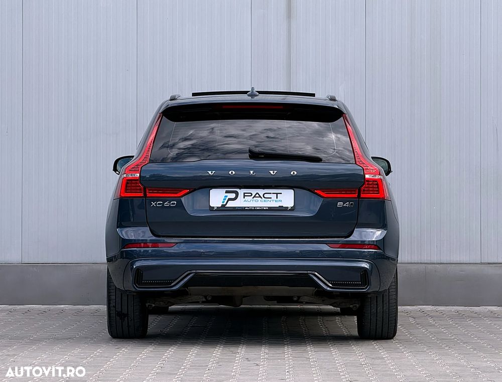 Volvo XC 60 B4 MHEV AT AWD Ultimate Dark - 12