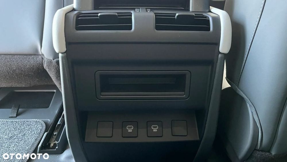 Land Rover Defender - 10