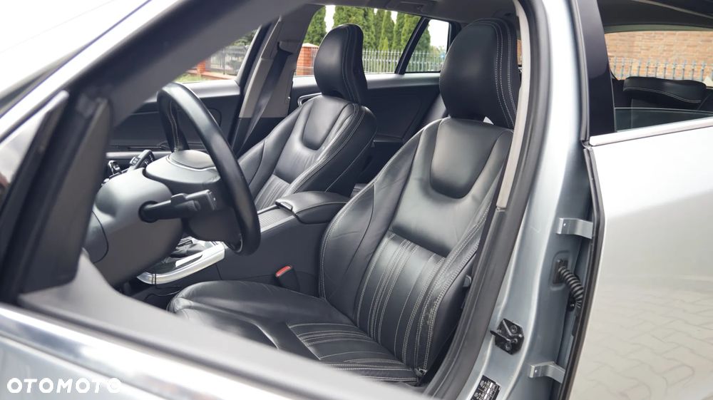 Volvo V60 D6 AWD Plug-in Hybrid R-Design Summum - 13