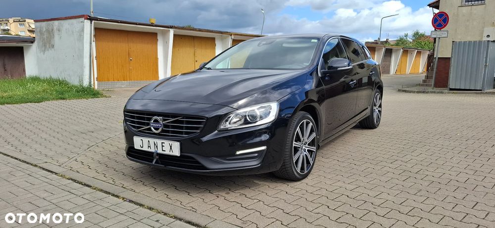 Volvo V60 D3 Drive-E Momentum - 1
