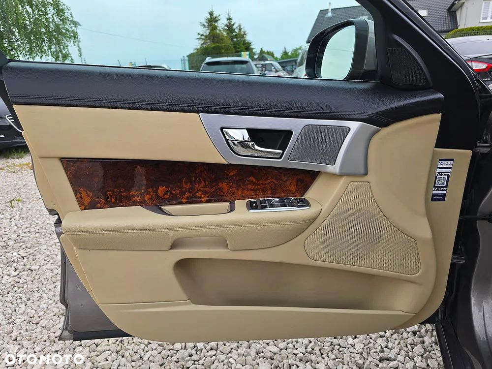 Jaguar XF 2.2 D Premium Luxury - 14