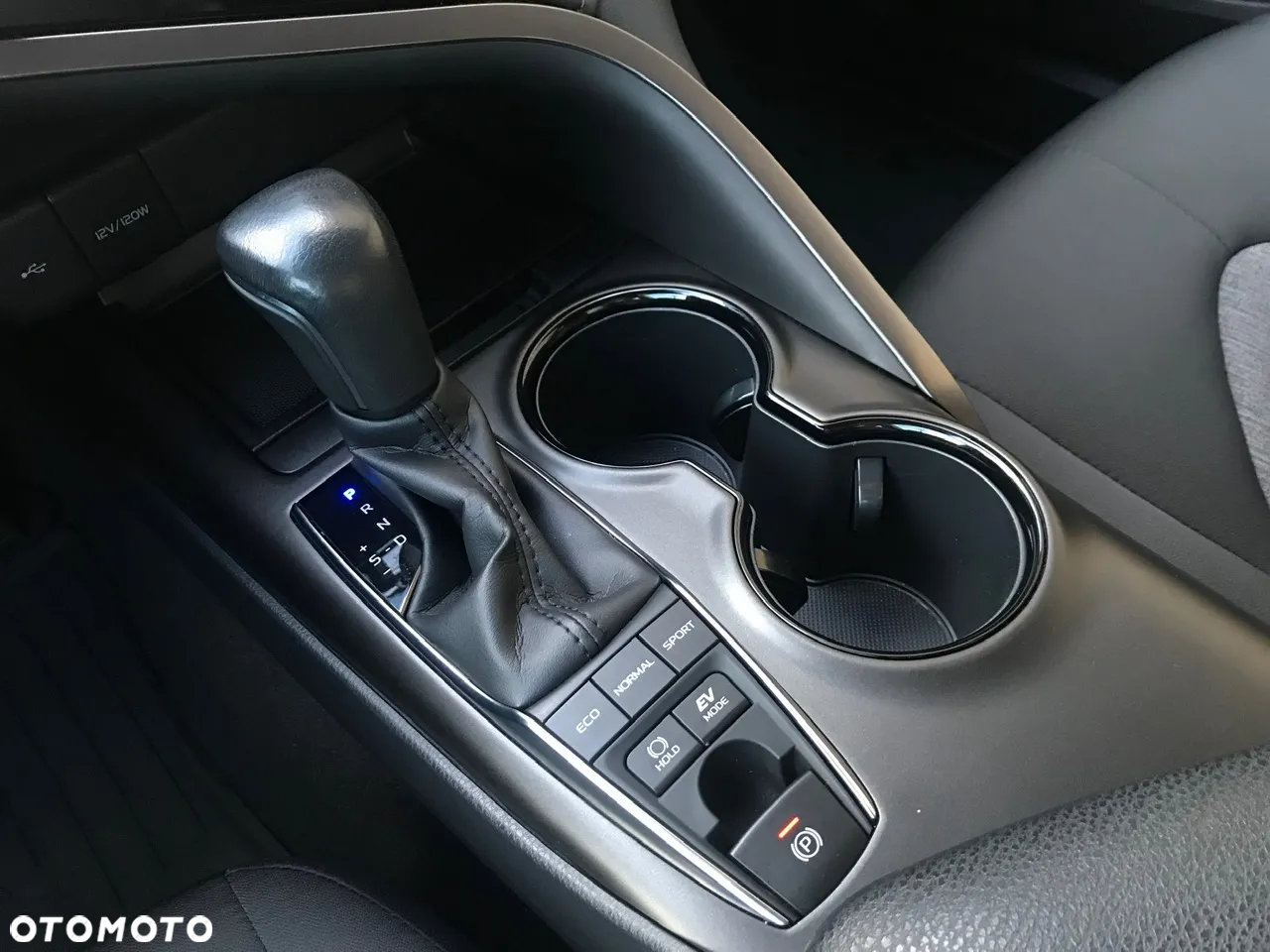 Toyota Camry 2.5 Hybrid Comfort CVT - 29