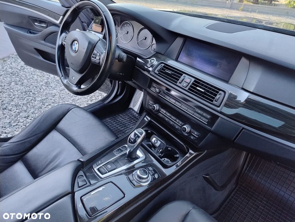 BMW Seria 5 535i Sport-Aut - 32