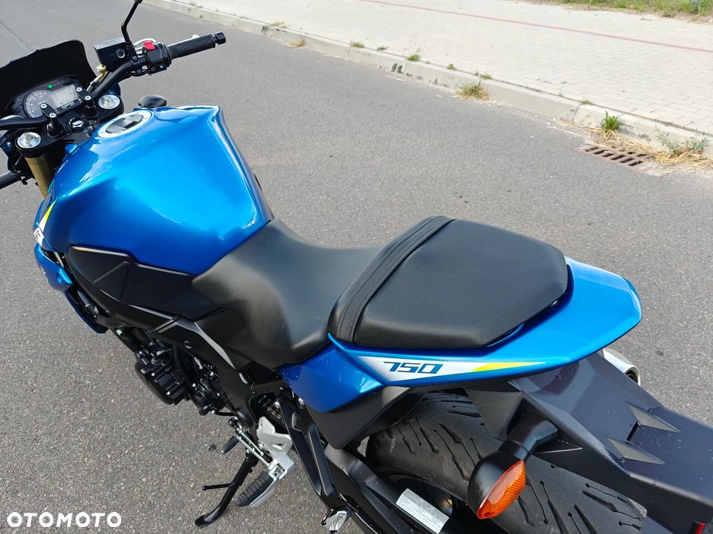 Suzuki GSR - 9