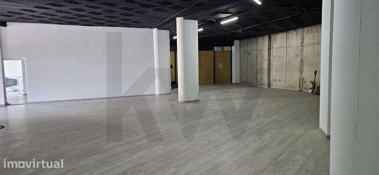 Espaço Comercial para Arrendamento com 800,00 m2 e 18 estacionamentos - Grande imagem: 2/35