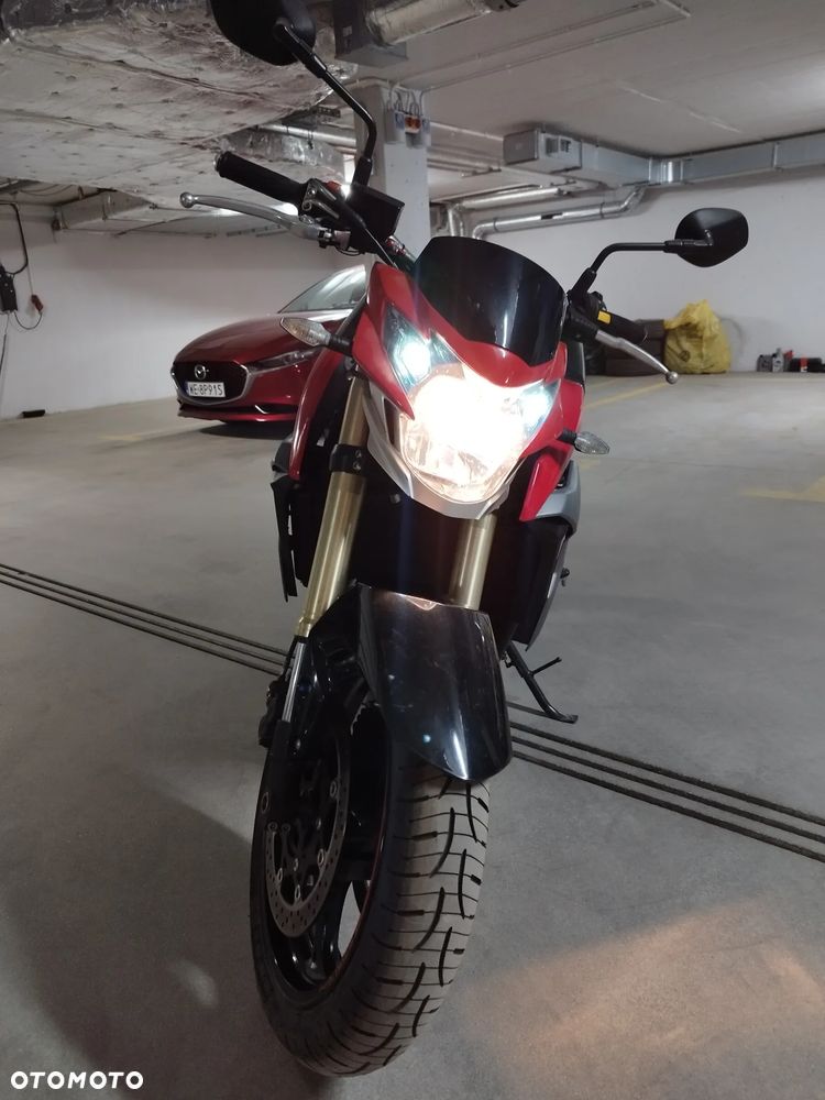 Suzuki GSR - 23