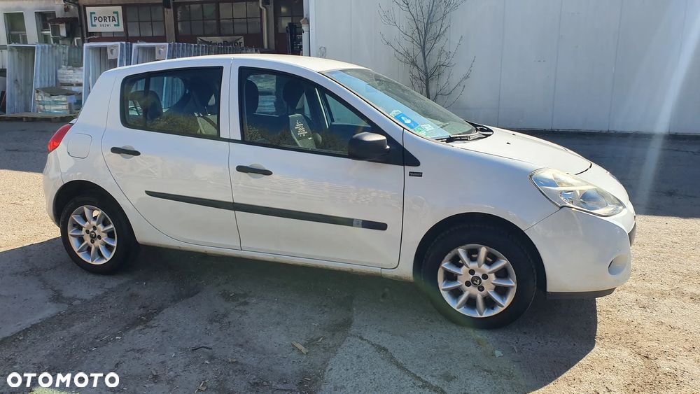 Renault Clio 1.2 16V 75 Expression - 11
