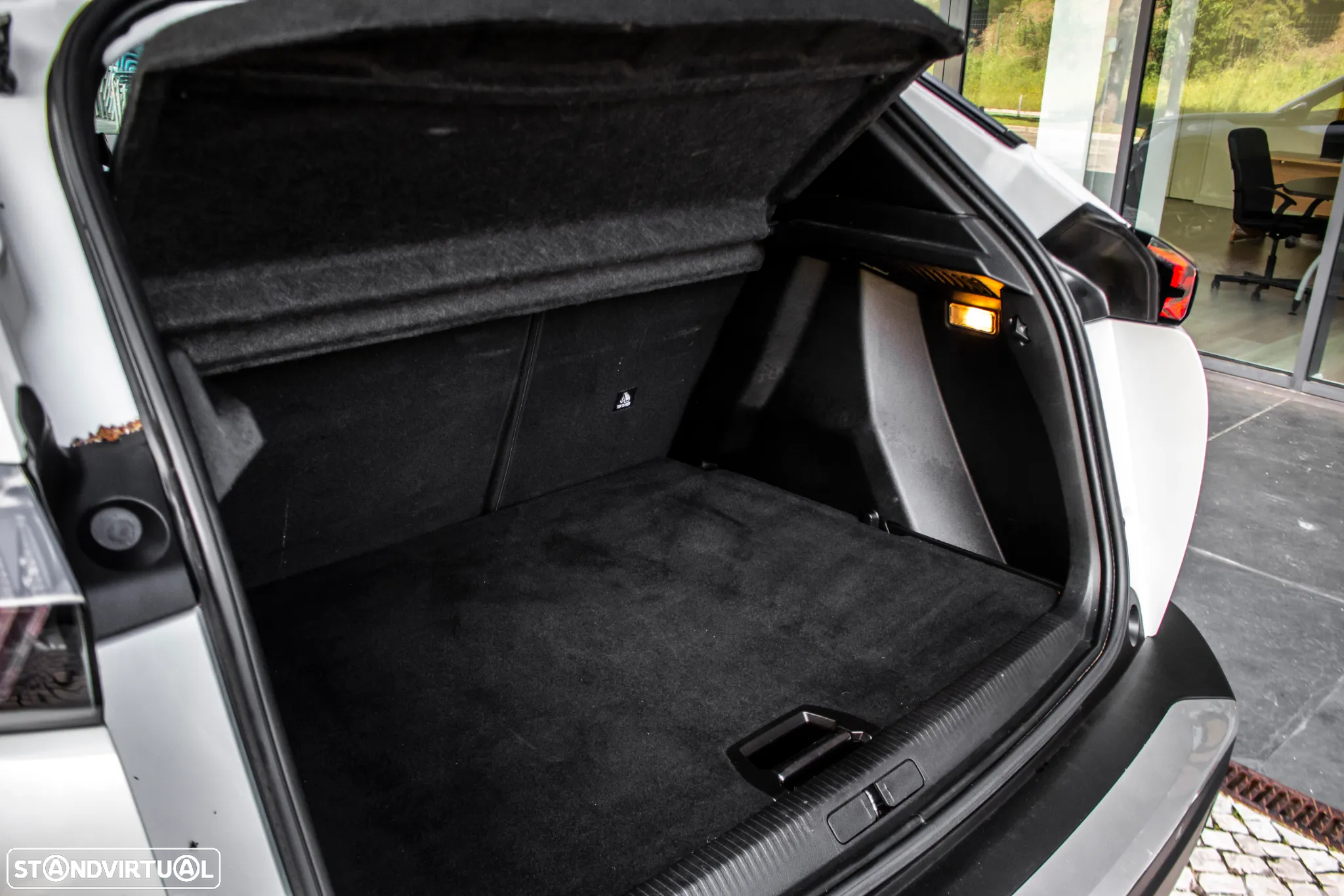 Peugeot 2008 1.5 BlueHDi Allure EAT8 - 33