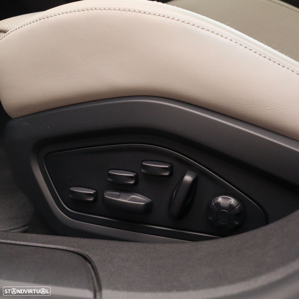 Porsche Taycan Cross Turismo 4 - 16