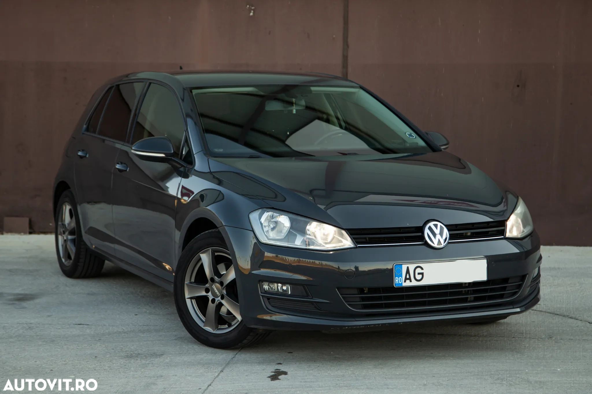 Volkswagen Golf - 1