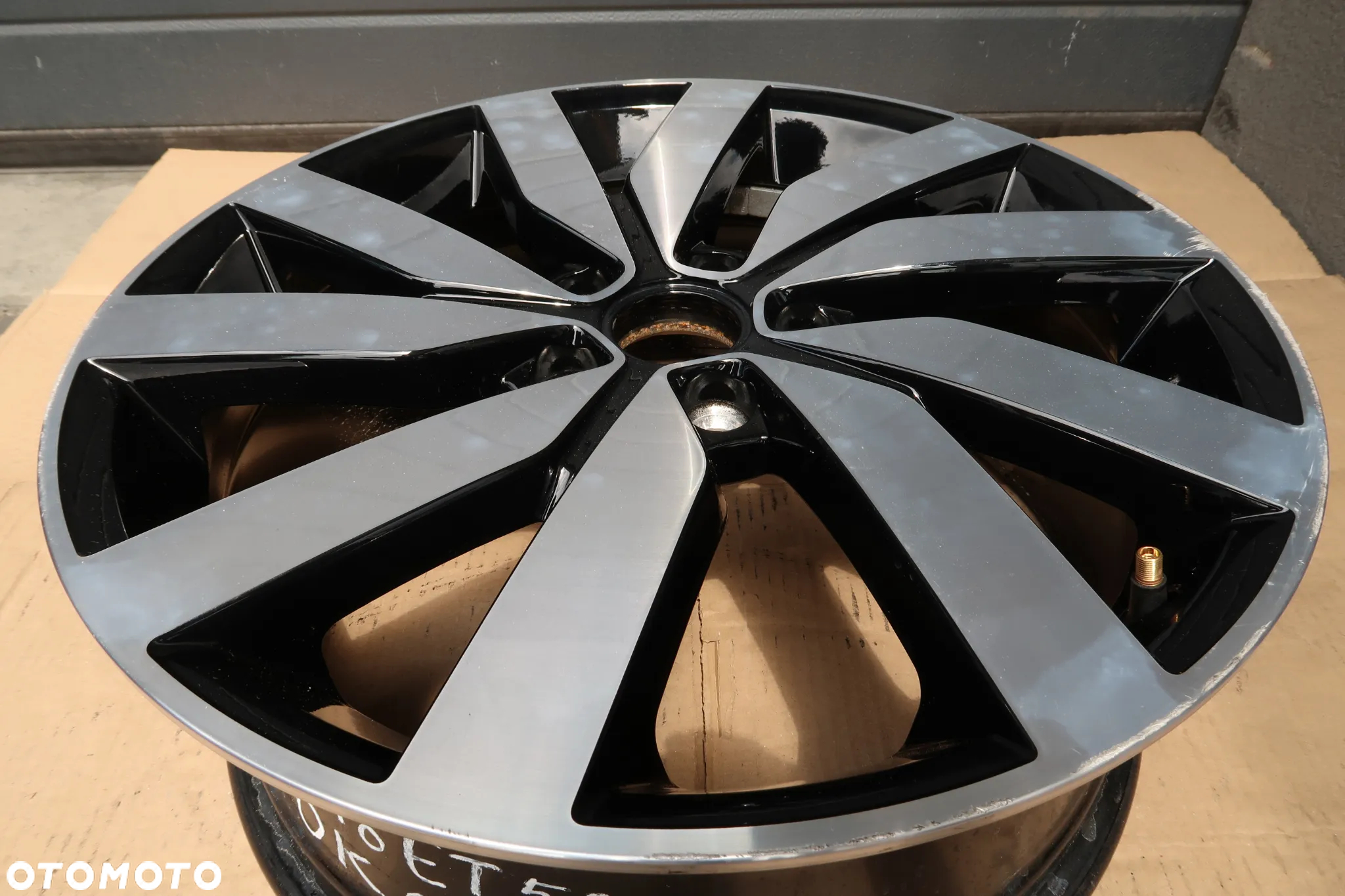 C12 FELGA ALUMINIOWA VW TOURAN 5TA601025F 7X18ET52 - 2