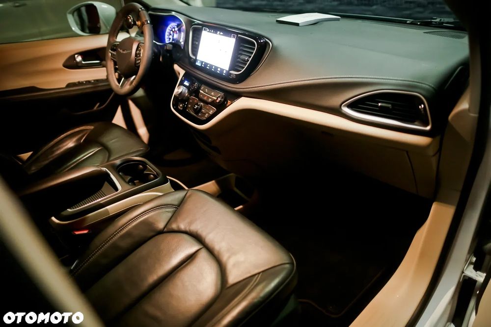 Chrysler Pacifica - 17