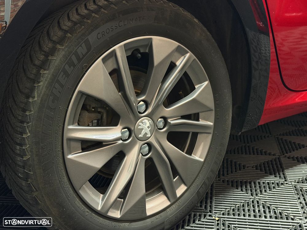 Peugeot e-208 Allure+ - 8