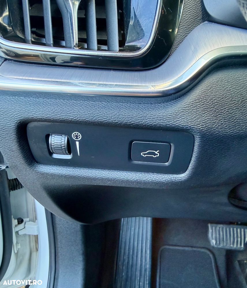 Volvo V60 B4 MHEV AT8 FWD Momentum Pro - 24