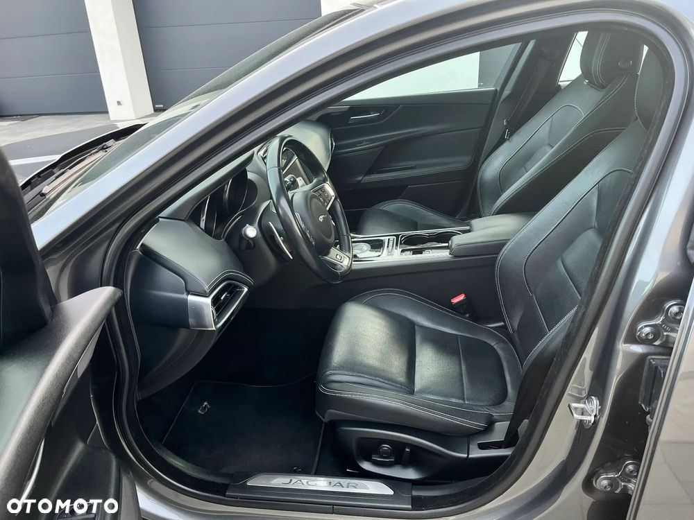 Jaguar XE 2.0 D AWD R-Sport - 14