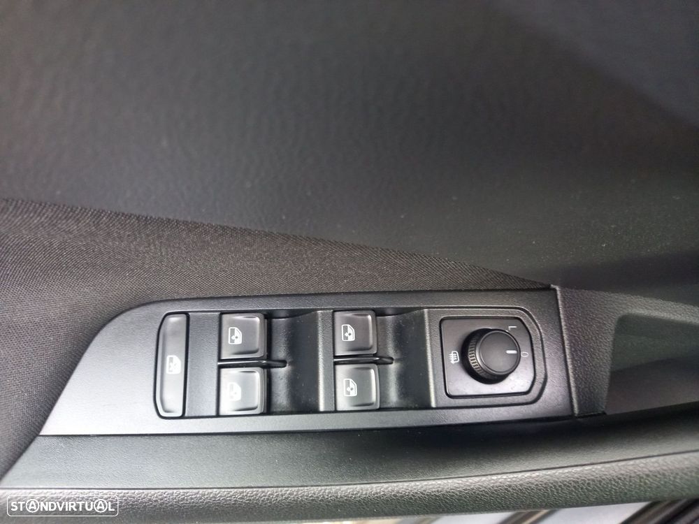 Skoda Kamiq 1.0 TSI Ambition DSG — fotografia 12