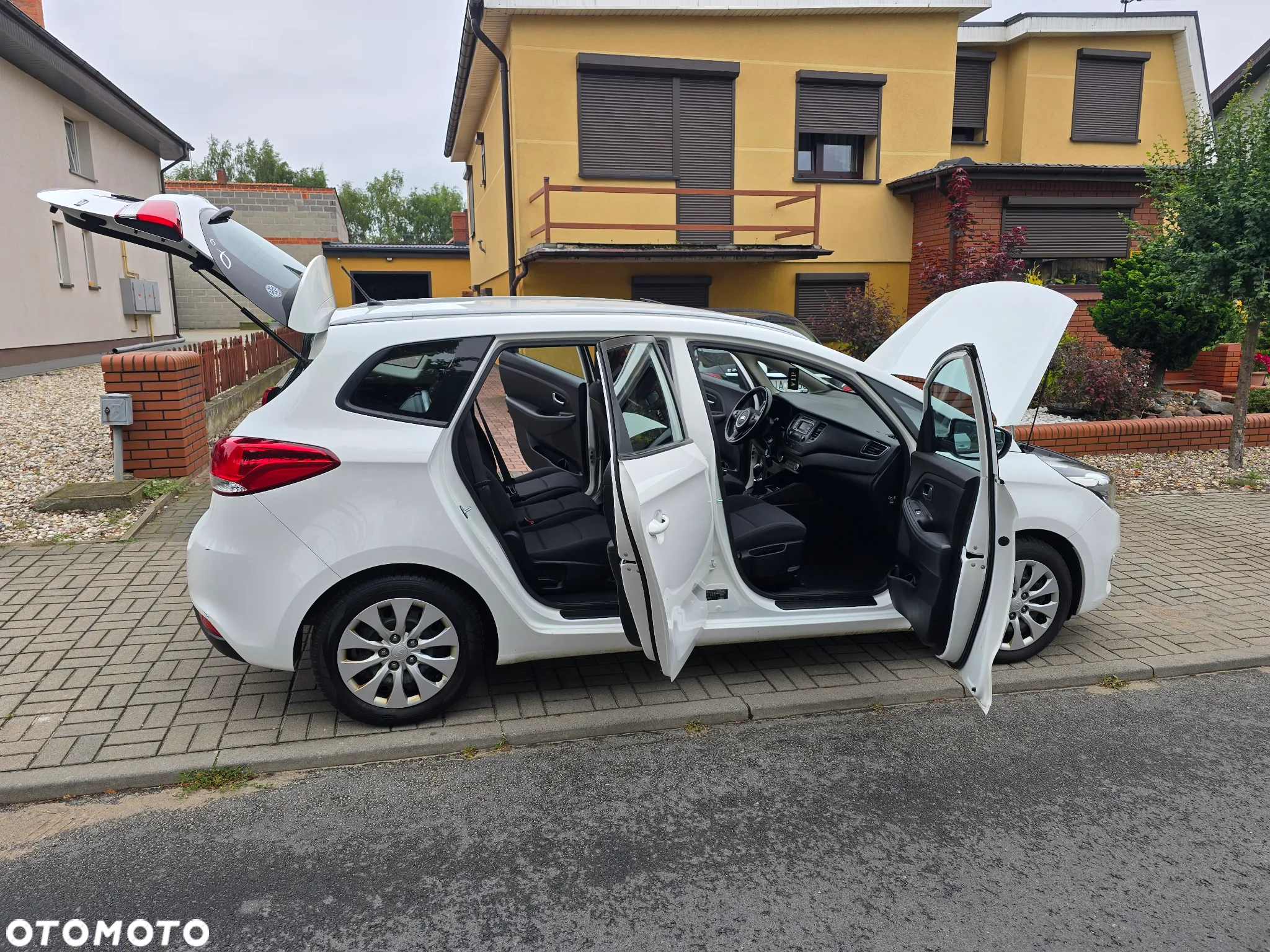 Kia Carens 1.7 CRDi 115 UEFA EURO 2016 - 14