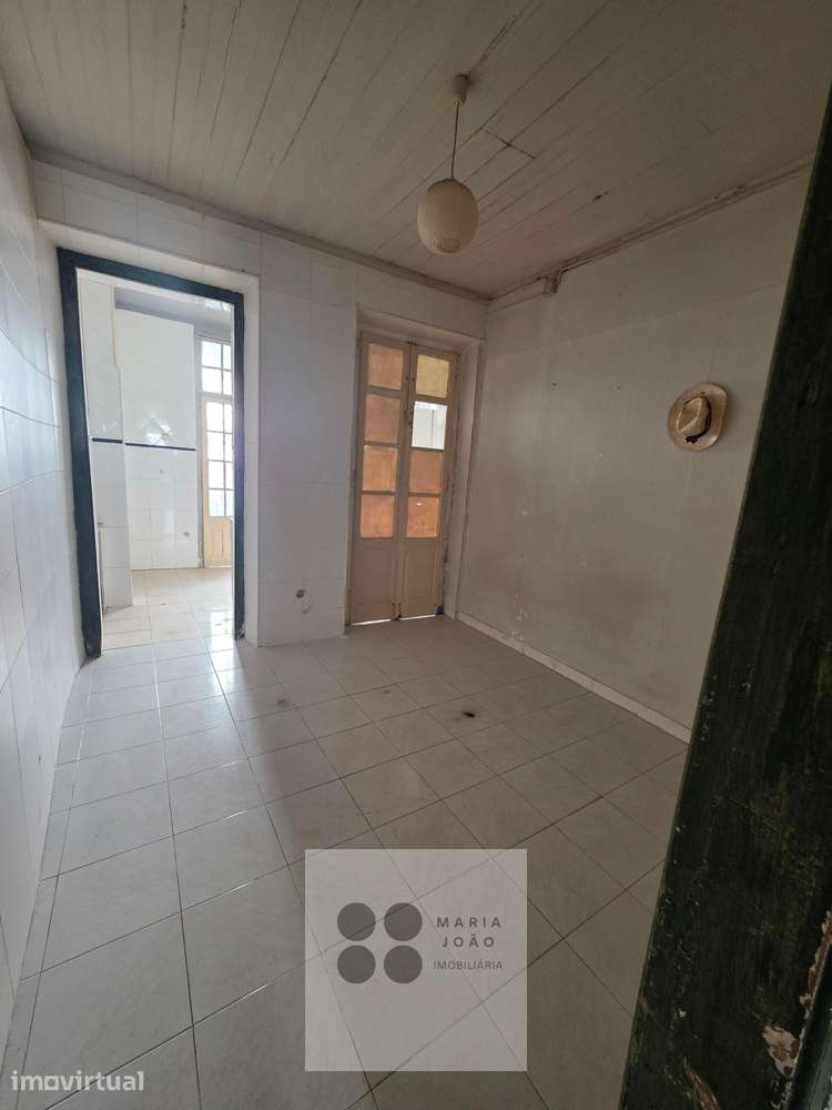 Prédio no Centro de Alhandra, junto á zona Ribeirinha! - Grande imagem: 5/14