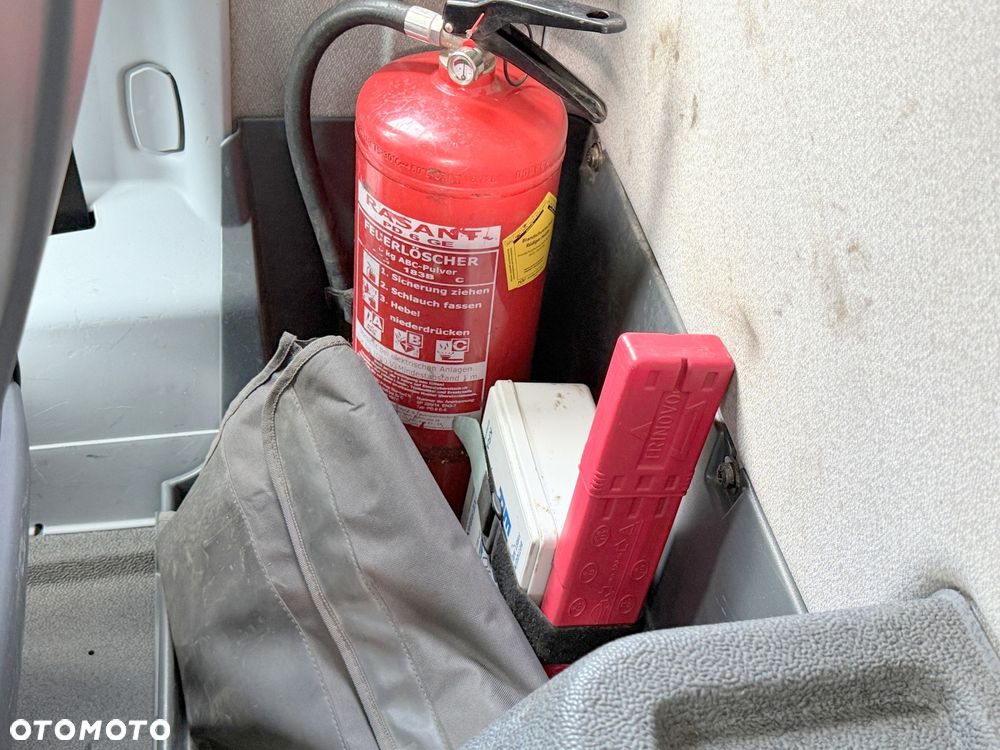 MAN TGS 26.320 6x2 // Oś skrętna i podnoszona // Zabudowa 8.30 // Specjalny //Burty // Winda // - 32